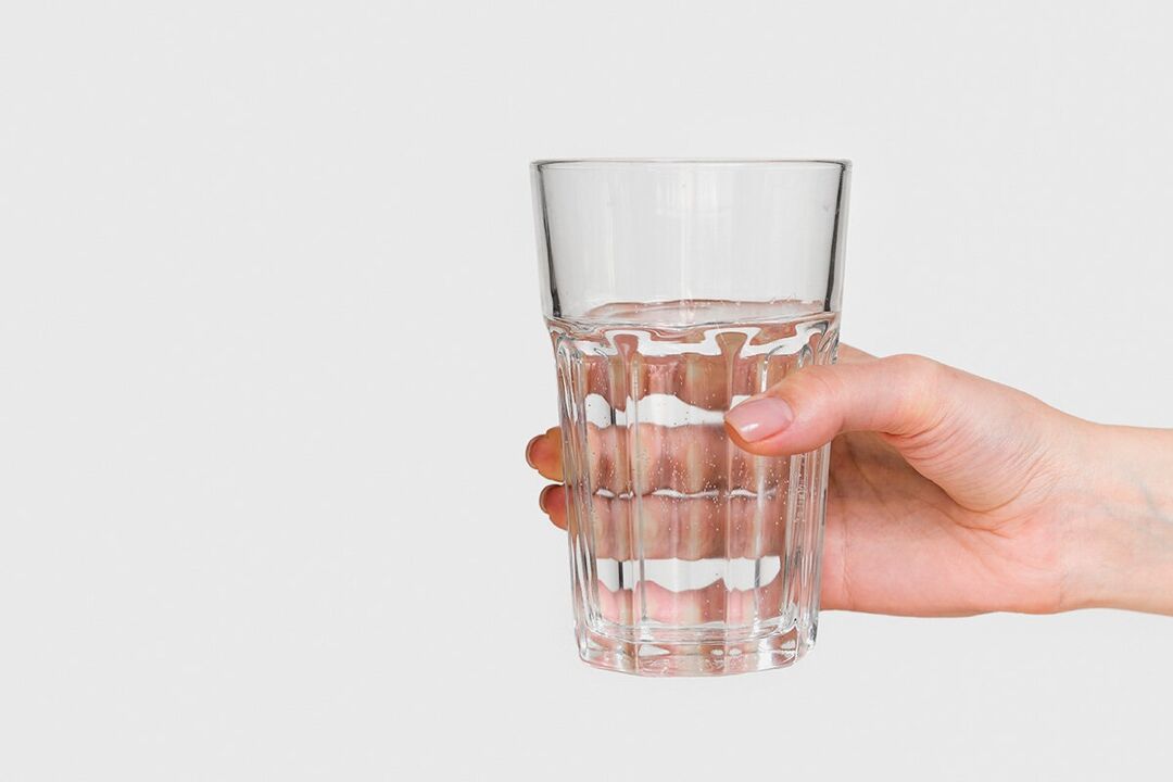 Ein Glas Wasser mit verdünntem Pulver Keto Probiotix